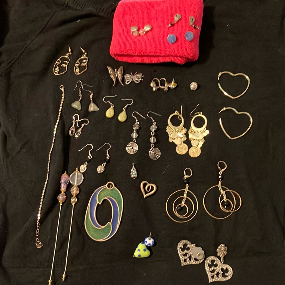 Lot of jewelry, mostly earrings some pendants, 2 hat pins!